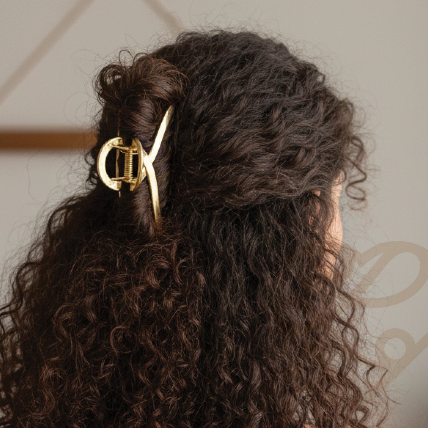 The Loop - Gilded Metal Claw Clip for Luxurious All-Day Hold - HAR1002