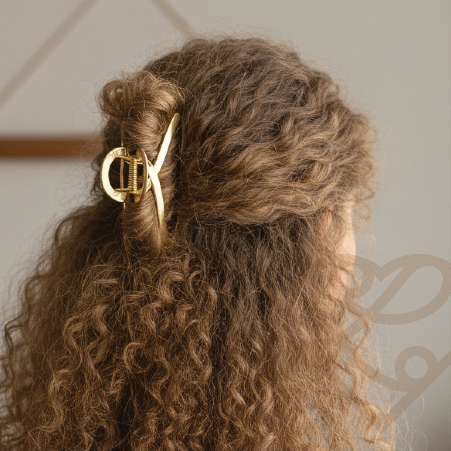 The Loop - Gilded Metal Claw Clip for Luxurious All-Day Hold - HAR1002