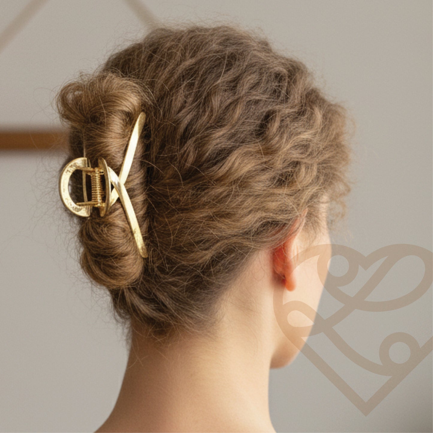 The Loop - Gilded Metal Claw Clip for Luxurious All-Day Hold - HAR1002